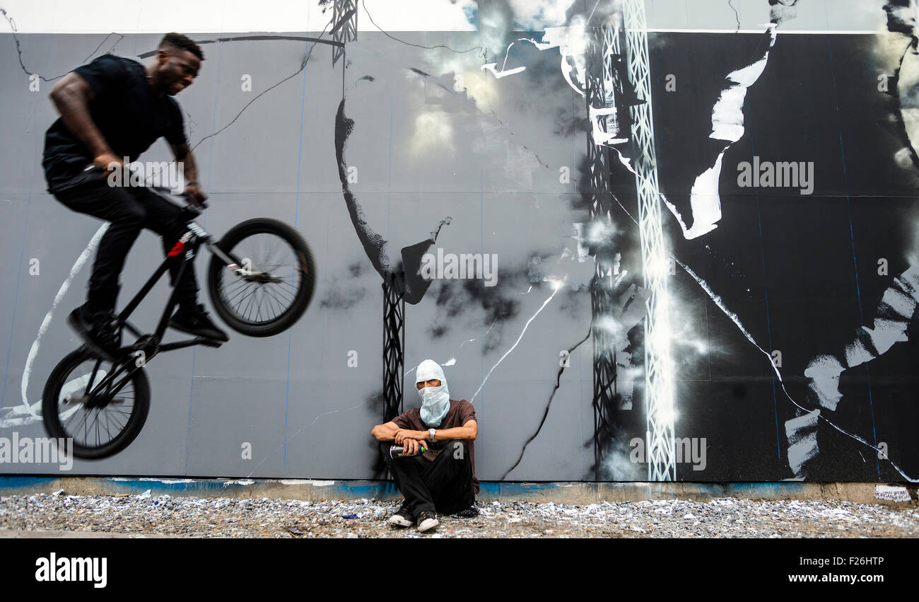 New York, NY springt 12. September 2015 - Pro BMXer Nigel Sylvester über Graffiti-Künstler Futura (aka Lenny McGurr, Futura 2000) während ein Fototermin an der Bowery Wandbild © Stacy Walsh Rosenstock/Alamy Stockfoto