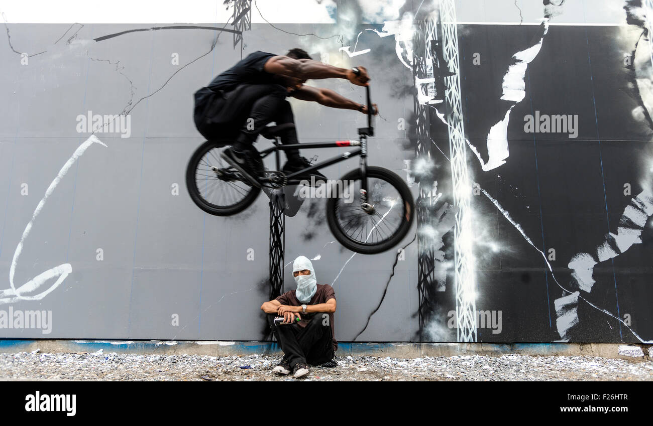 New York, NY springt 12. September 2015 - Pro BMXer Nigel Sylvester über Graffiti-Künstler Futura (aka Lenny McGurr, Futura 2000) während ein Fototermin an der Bowery Wandbild © Stacy Walsh Rosenstock/Alamy Stockfoto