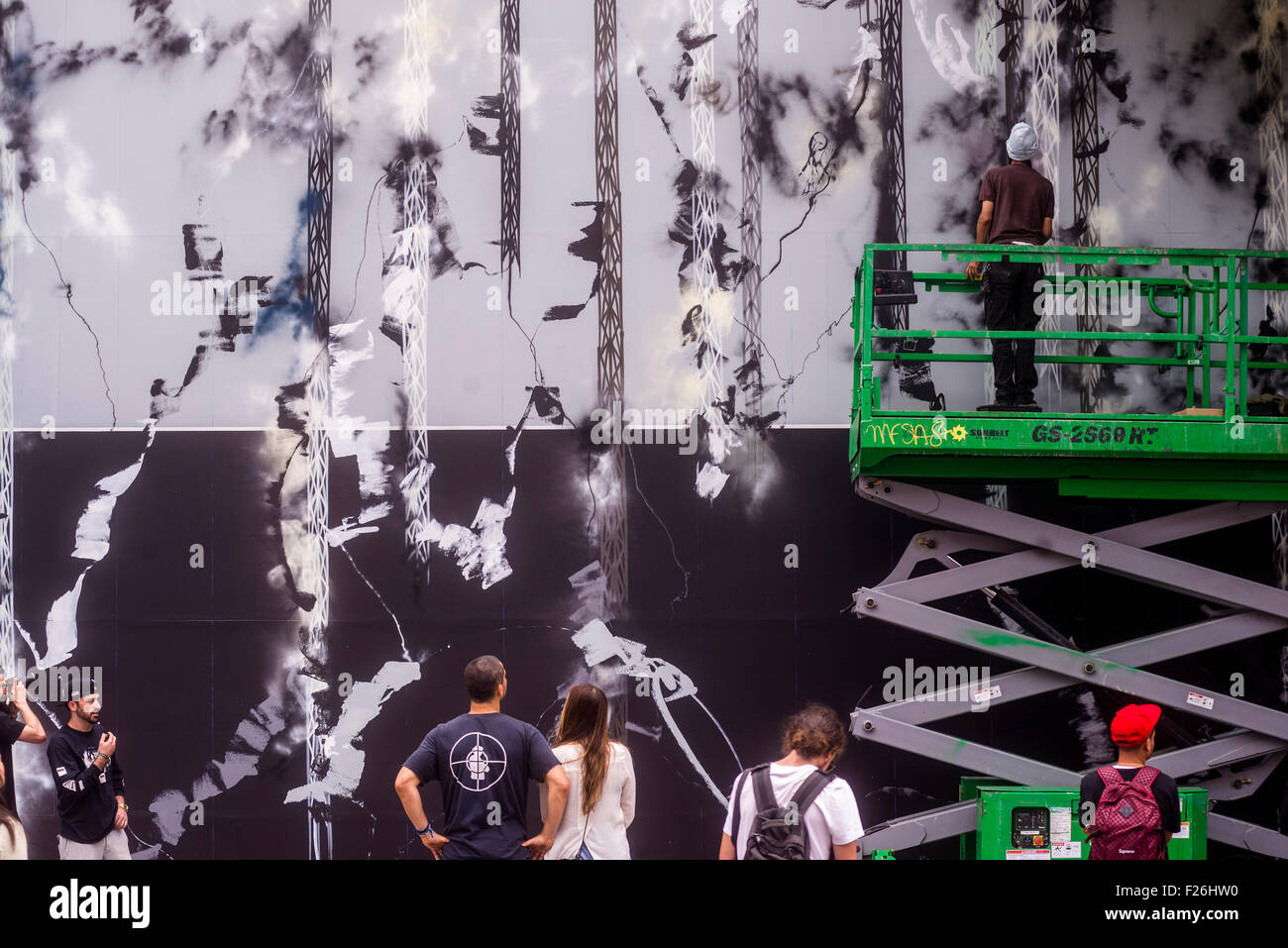 New York, NY Uhren 12. September 2015 - Crowd Futura (aka Lenny McGurr, Futura 2000) Zeitfür eine neue Wandbild an der Bowery Wandbild © Stacy Walsh Rosenstock/Alamy Stockfoto