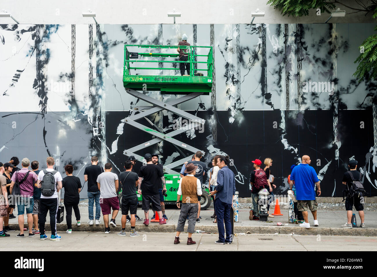 New York, NY 12. September 2015 - Passanten Pause, Futura (aka Lenny McGurr, Futura 2000) zu sehen erstellen Sie seine street Art an der Bowery Wandbild © Stacy Walsh Rosenstock/Alamy Stockfoto
