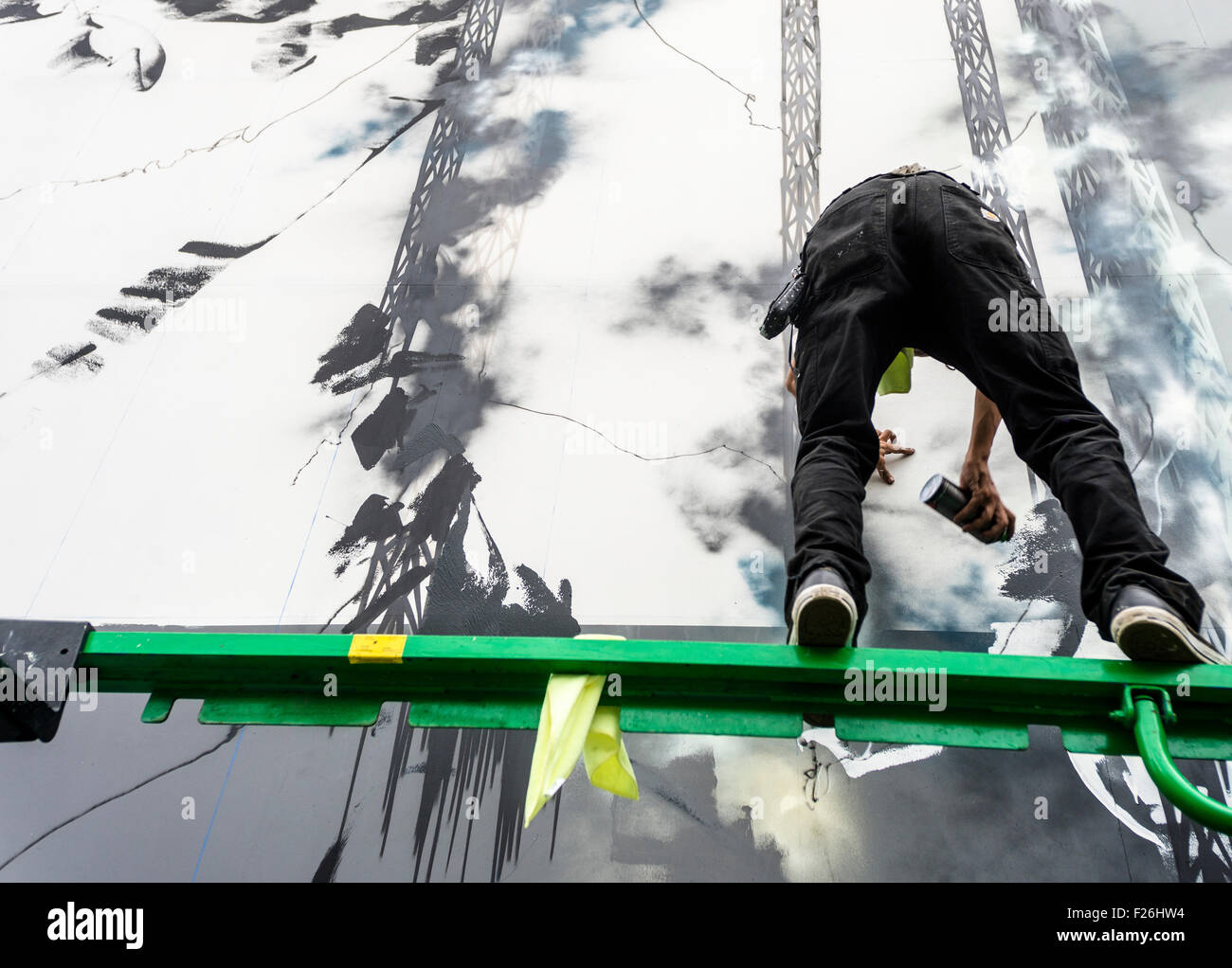 New York, NY 12. September 2015 - Futura (aka Lenny McGurr, Futura 2000) bei der Arbeit in einem neuen Anstrich an der Bowery Wandbild © Stacy Walsh Rosenstock/Alamy Stockfoto