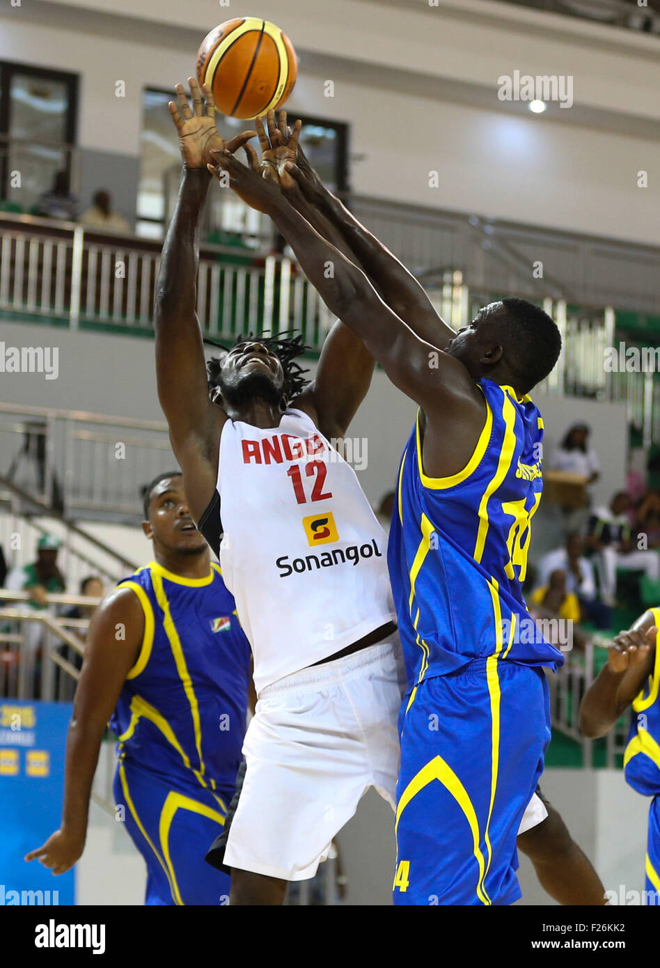 (1509013)--BRAZZAVILLE, Sept.13, 2015(Xinhua)--Miguel Andre (C) Angolas kämpft um den Ball bei einem Basketball-Match gegen die Seychellen bei den 11. All-Africa Games in Brazzaville, Republik Kongo, 12. September 2015. (Xinhua/Pan Siwei) Stockfoto