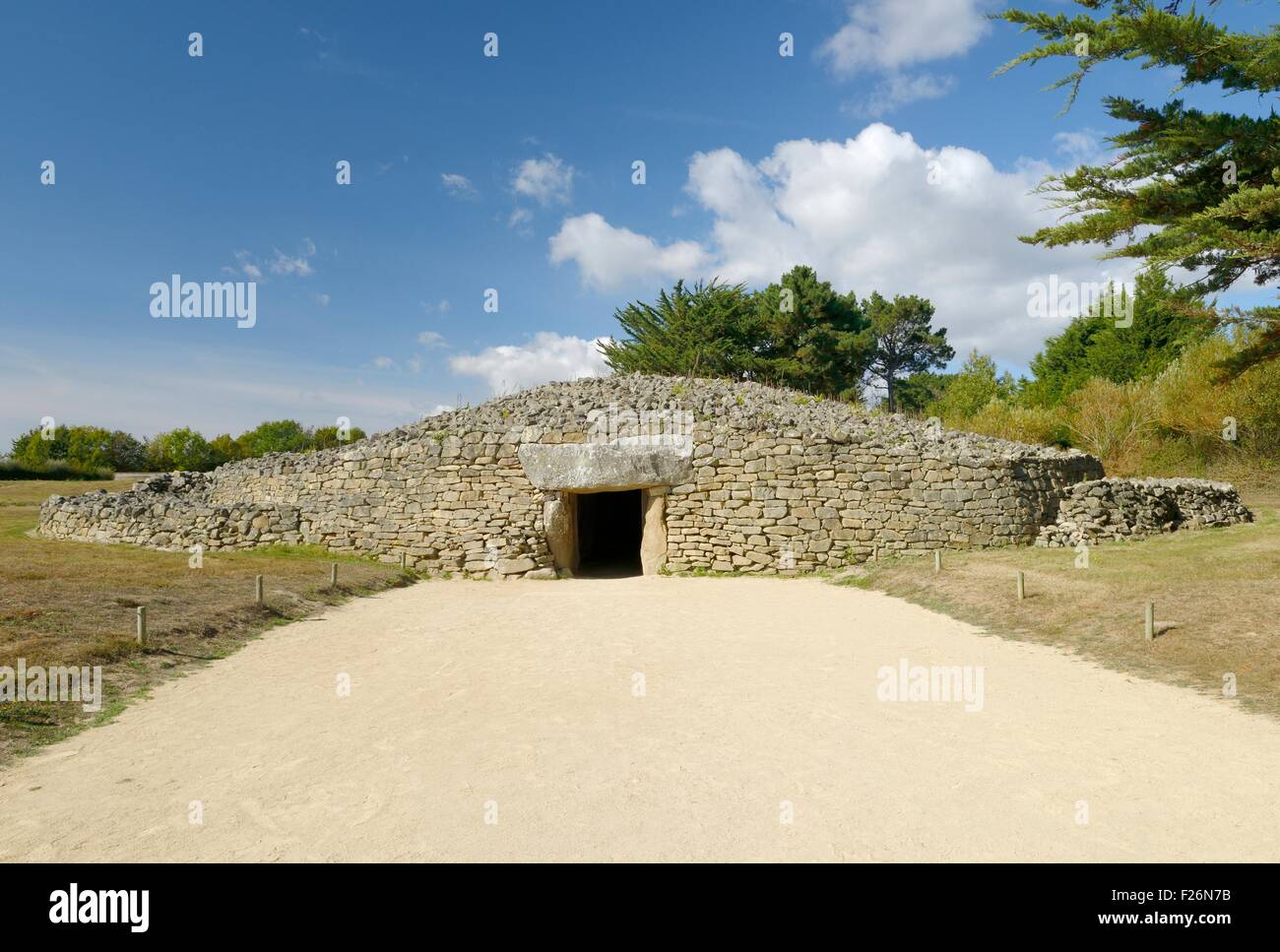 Tabelle des Marchands. Eingang zum Neolithikum galleried Grab Grab Dolmen. Stammt aus 3700BC. Locmariaquer, Bretagne, Frankreich Stockfoto