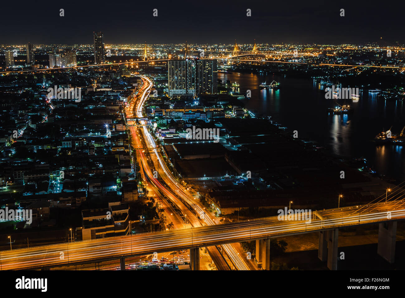 Luftaufnahme des Verkehrs an der Brücke in Bangkok Thailand Stockfoto
