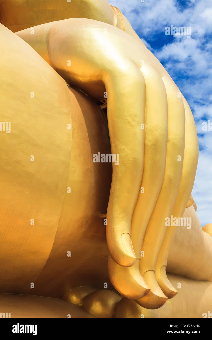 Hand der größte Buddha-Statue im Wat Muang Ang Thong Provinz Thailand Stockfoto