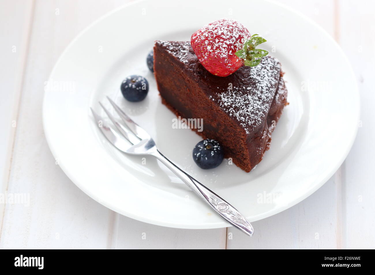 Nahaufnahme von Schokoladenkuchen mit Beeren an der Spitze Stockfoto