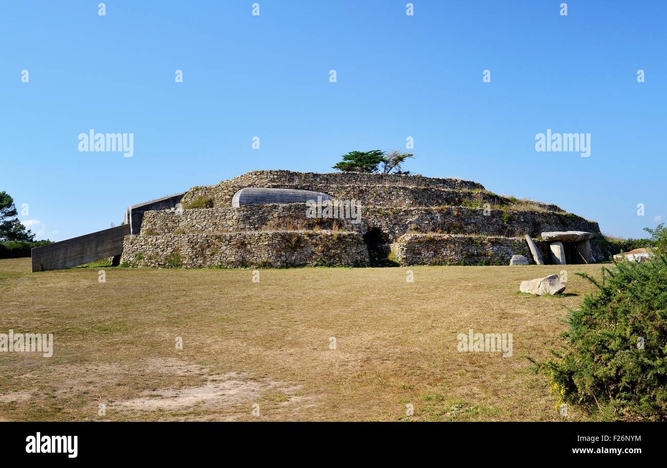 Cairn du Petit Mont bei Arzon, Bretagne, Frankreich. Komplexe Beerdigung Tumuli stammen aus 4500 v. Chr.. Als deutsche WW2 Betonbunker wiederverwendet Stockfoto