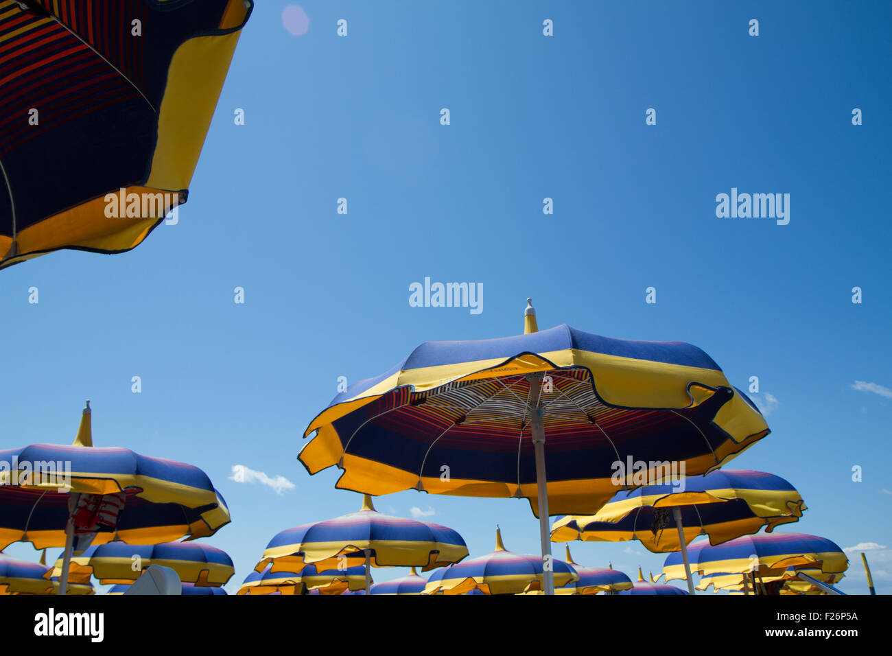 Nahaufnahme bunte Sonnenschirme Strand, blau, gelb, orange Stockfoto