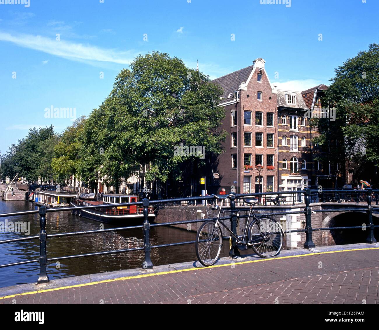 Fahrrad das Geländer gelehnt, auf einem Kanal Brücke, Amsterdam, Holland, Niederlande, Europa. Stockfoto