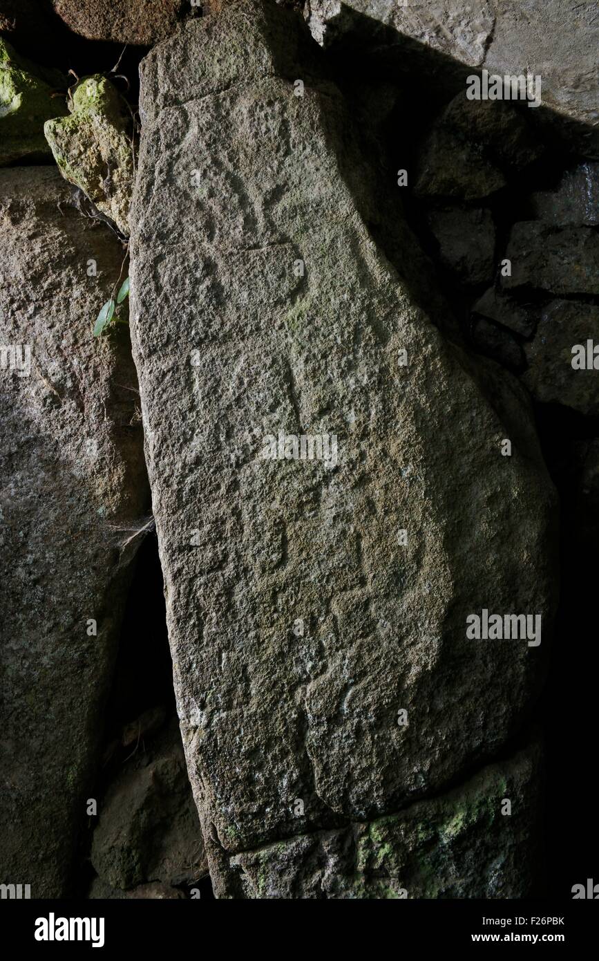 Frühen neolithischen Tumulus des Grah-Niol in Arzon, Bretagne, Frankreich. Eine geschnitzte Steine innerhalb der Grabkammer Stockfoto