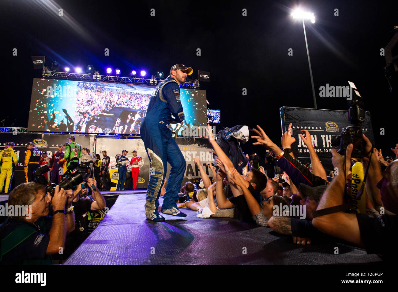 Richmond, VA, USA. 12. Sep, 2015. Richmond, VA - Sep 12, 2015: Jimmie Johnson (48) sperrt seinen Platz in der Jagd für den Sprint-Cup nach der Federated Auto Teile 400 auf dem Richmond International Raceway in Richmond, VA. © Csm/Alamy Live-Nachrichten Stockfoto