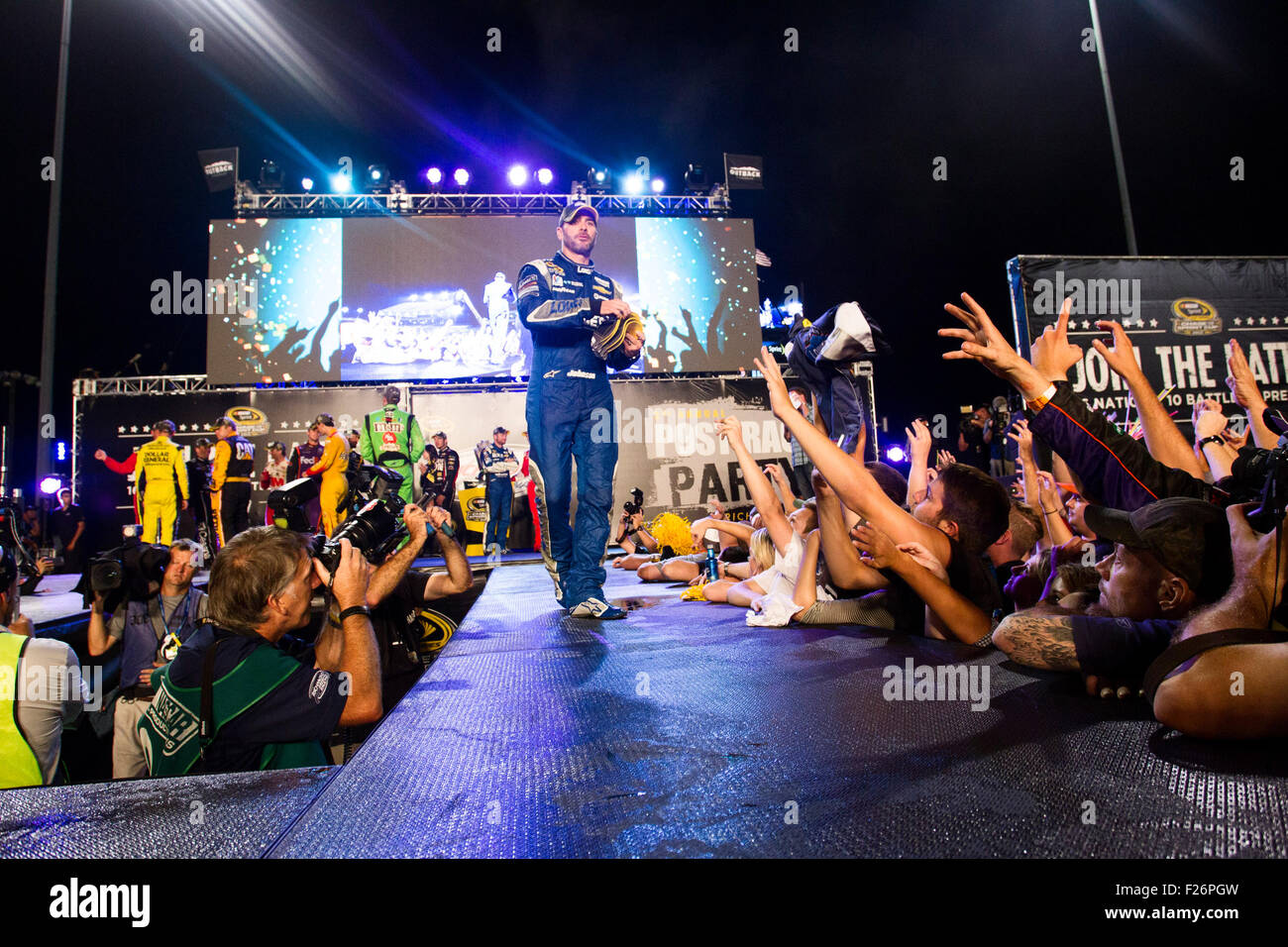 Richmond, VA, USA. 12. Sep, 2015. Richmond, VA - Sep 12, 2015: Jimmie Johnson (48) sperrt seinen Platz in der Jagd für den Sprint-Cup nach der Federated Auto Teile 400 auf dem Richmond International Raceway in Richmond, VA. © Csm/Alamy Live-Nachrichten Stockfoto