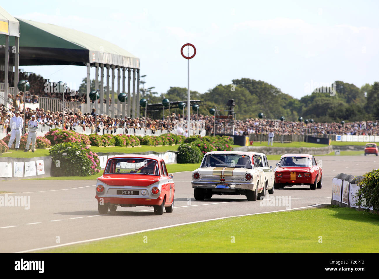 Goodwood, Sussex, UK. 12. Sep, 2015. Aktion während Str. Marys Trophy in Goodwood Revival, Chichester, West Sussex.  Das Goodwood Revival ist eine dreitägige Autofahren Festival jedes Jahr im September im Goodwood Motor Circuit für Straßenrennen Autos und Motorrad, die in der Schaltung original Zeitraum teilgenommen haben würde – 1948 – 1966. Bildnachweis: Oliver Dixon/Alamy Live-Nachrichten Stockfoto