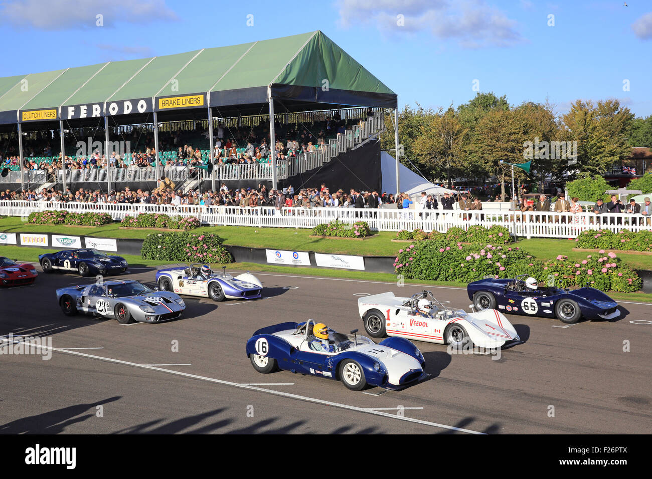 Goodwood, Sussex, UK. 12. Sep, 2015. Aktion von Goodwood Revival, Chichester, West Sussex.  Das Goodwood Revival ist eine dreitägige Autofahren Festival jedes Jahr im September im Goodwood Motor Circuit für Straßenrennen Autos und Motorrad, die in der Schaltung original Zeitraum teilgenommen haben würde – 1948 – 1966. Bildnachweis: Oliver Dixon/Alamy Live-Nachrichten Stockfoto