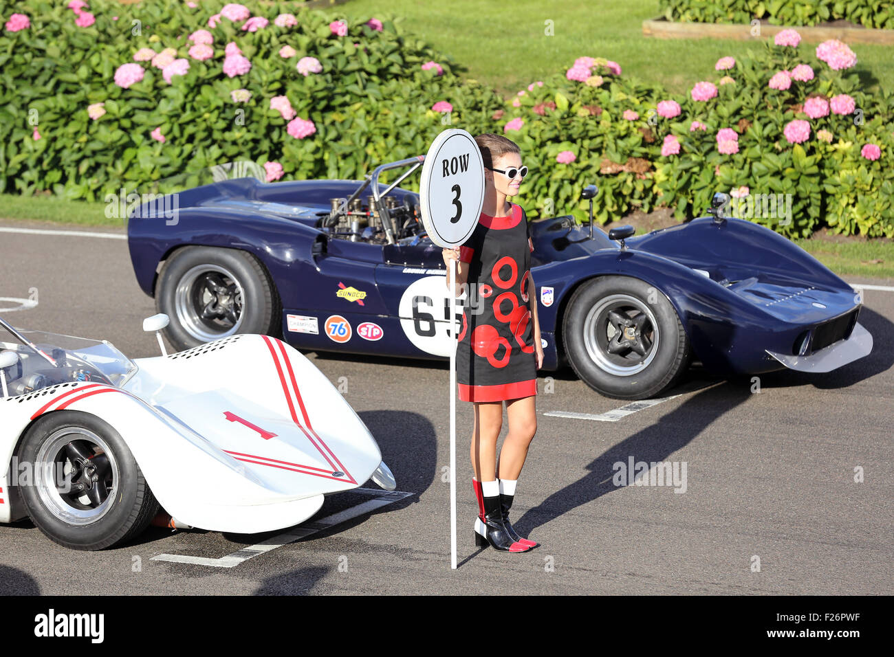 Goodwood, Sussex, UK. 12. Sep, 2015. Aktion von Goodwood Revival, Chichester, West Sussex.  Das Goodwood Revival ist eine dreitägige Autofahren Festival jedes Jahr im September im Goodwood Motor Circuit für Straßenrennen Autos und Motorrad, die in der Schaltung original Zeitraum teilgenommen haben würde – 1948 – 1966. Bildnachweis: Oliver Dixon/Alamy Live-Nachrichten Stockfoto