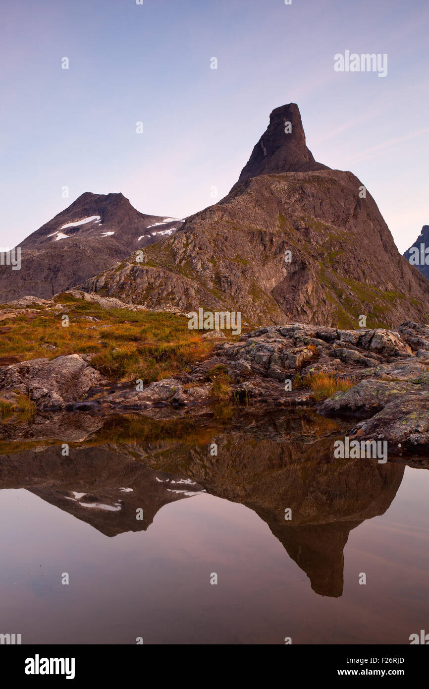 Der Berg Romsdalshorn und Reflexionen im Tal Romsdalen, Møre Og Romsdal, Norwegen. Stockfoto