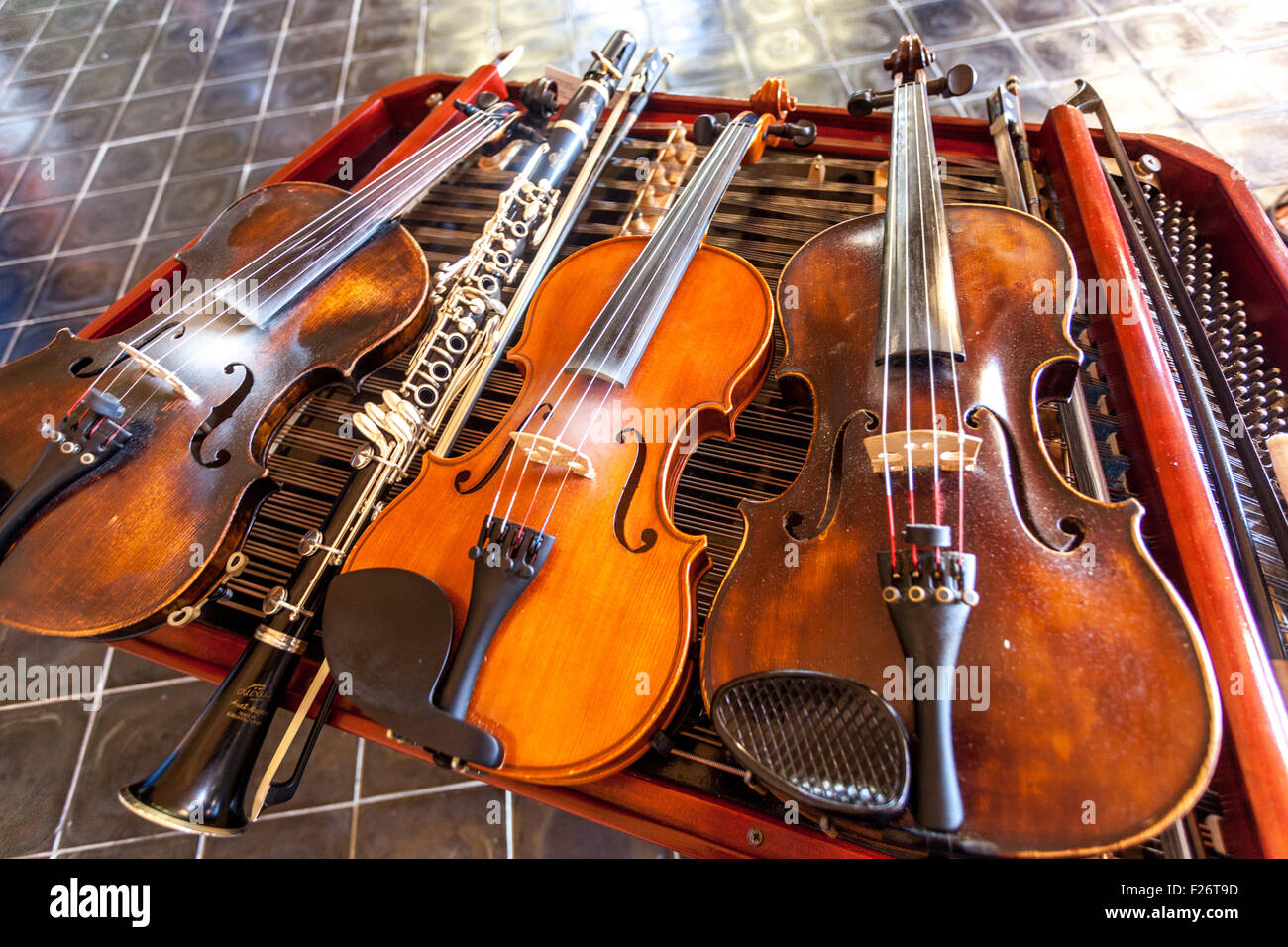 Violine Hackbrett Klarinette traditionelle Folklore Musikinstrumente Tschechische Republik Südmähren Stockfoto
