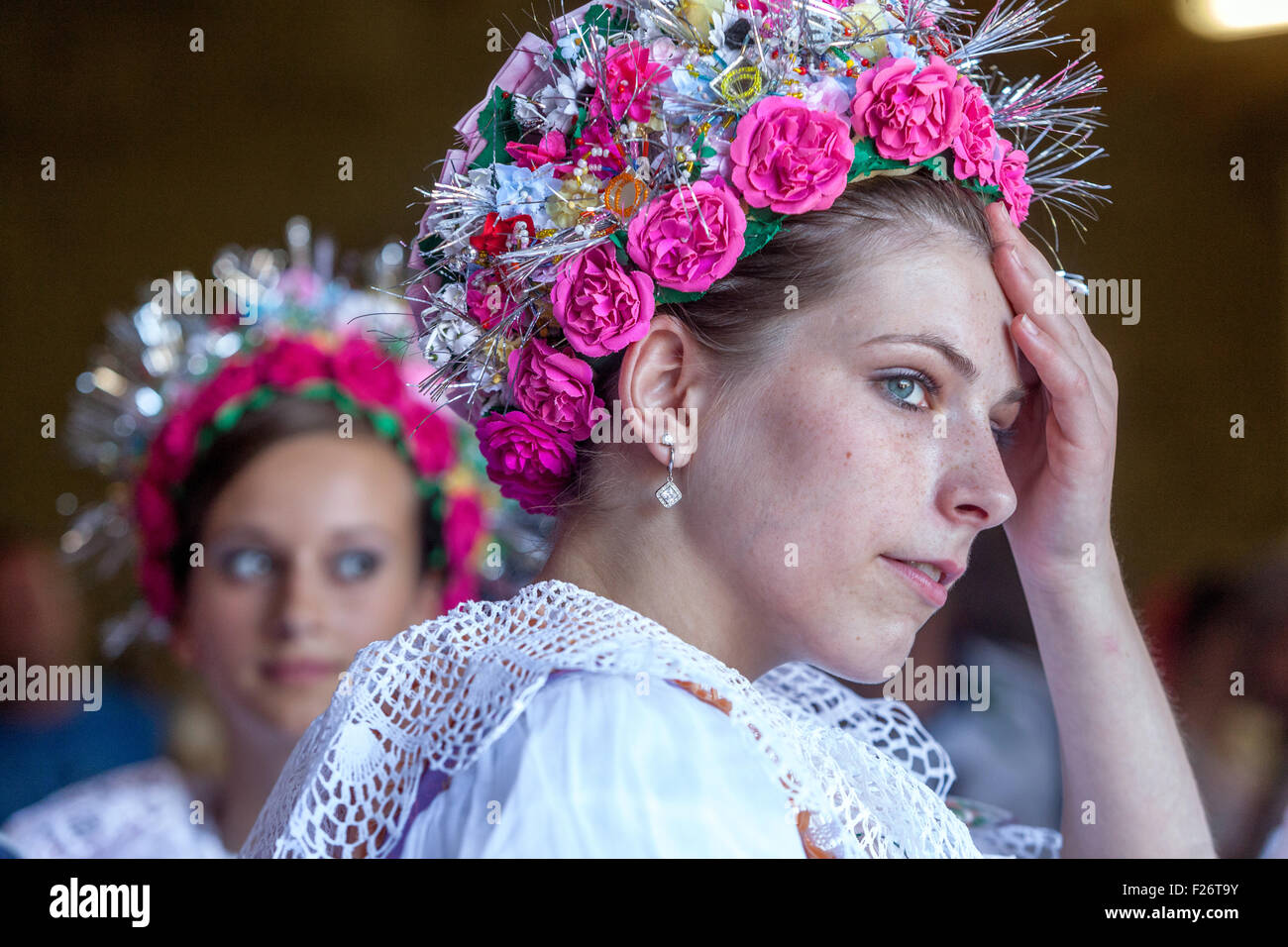 Frau in Folk Kostüm, Velké Pavlovice, Süd-Mähren, Tschechische Republik, Europa Stockfoto