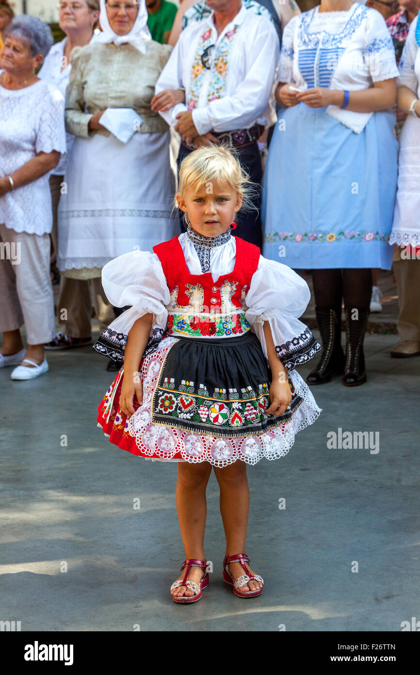 Frauen in Volkstracht, Velke Pavlovice, Südmähren, Tschechische Republik Kostüm Stockfoto