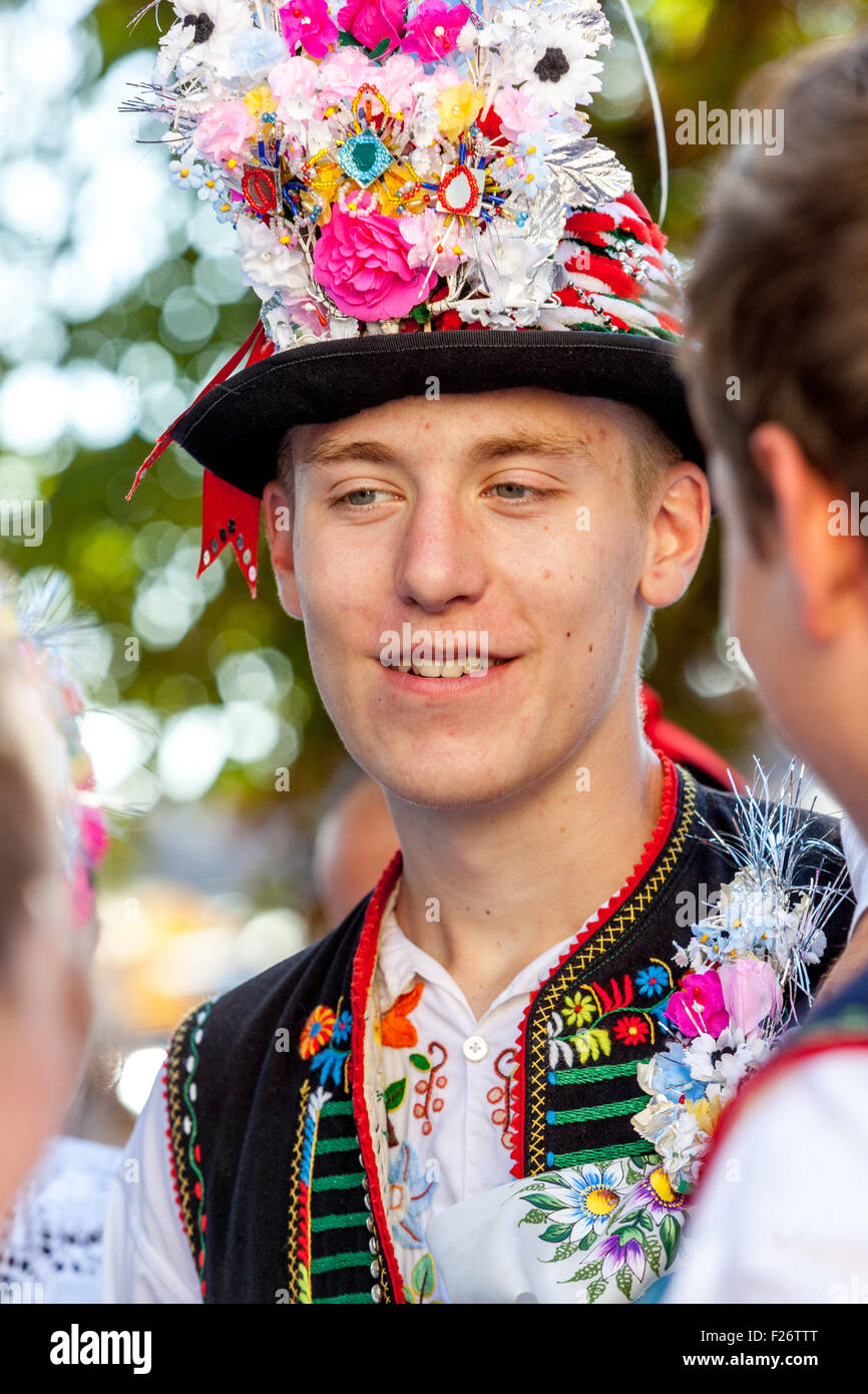 Tschechische Folk, Mann in Folklore-Kostüm, Velke Pavlovice, Südmähren, Tschechische Republik, Europäische Volksporträt Mann in einem bunten Hut Stockfoto