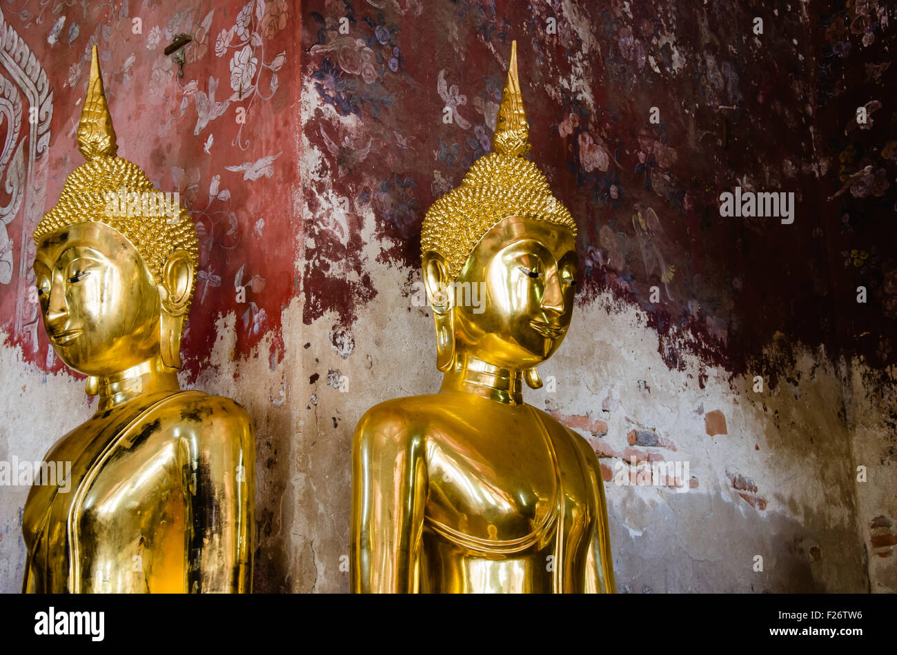 Vergolden sie Buddha Skulptur an der Veranda des Wat Suthat, Bangkok, Thailand. Stockfoto
