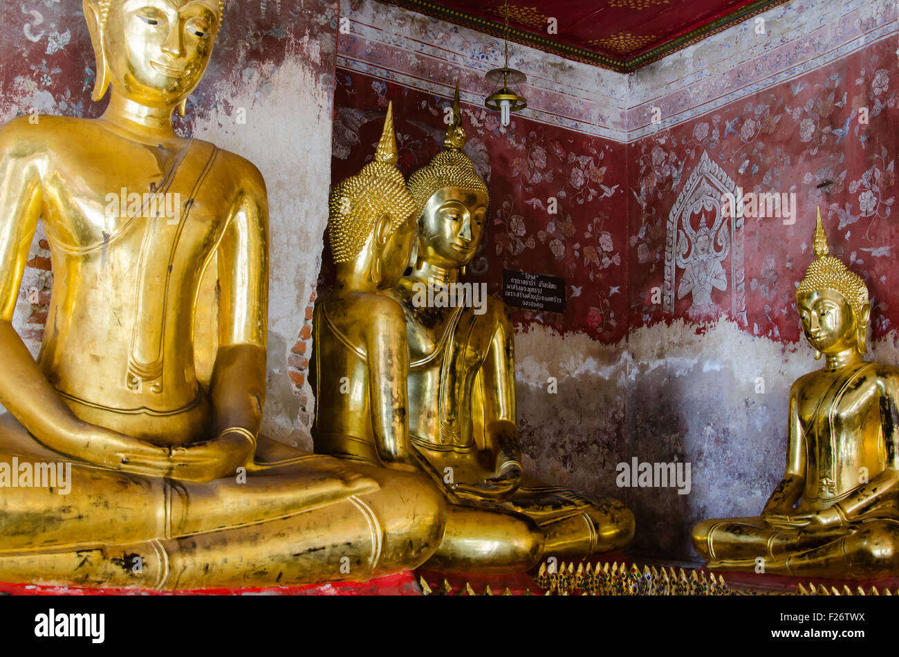 Veranda des Gild Buddha Skulptur im Wat Suthat, Bangkok, Thailand. Stockfoto