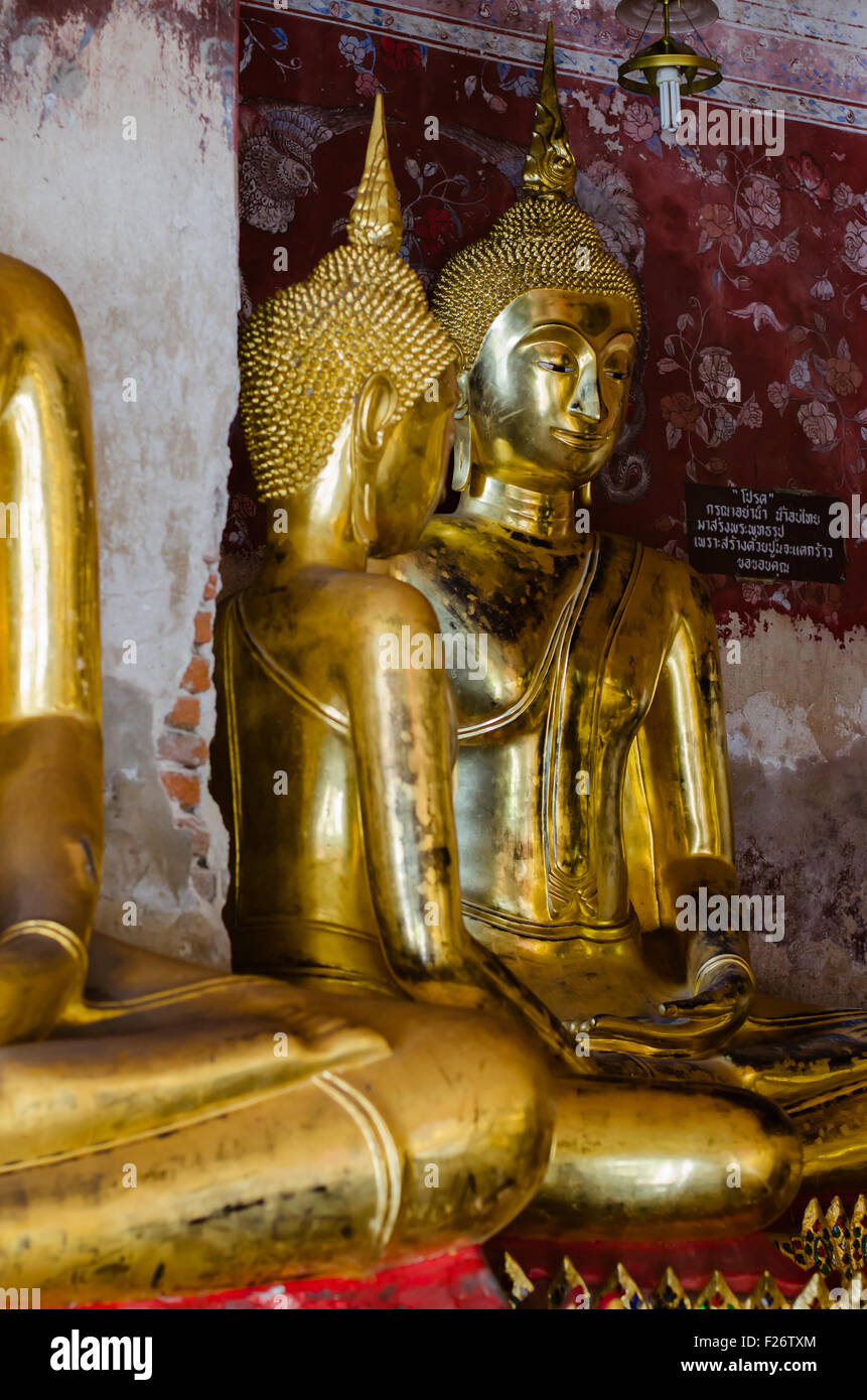 Vergolden sie Buddha Skulptur an der Veranda des Wat Suthat, Bangkok, Thailand. Stockfoto