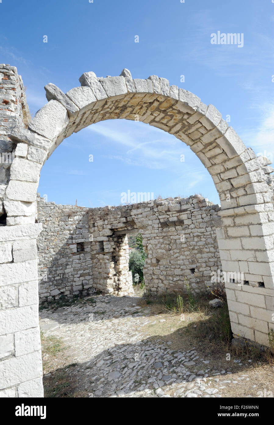 Ein Steinbogen hebt sich von der restlichen Wand s Berat Burg. Berat Burg ist ein UNESCO-Welterbe. Berat, Albanien Stockfoto