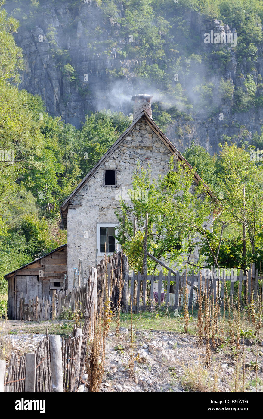 Bauernhaus mit einem Schornstein Rauchen. Theth, Thethi, Albanien. 03 Sep 15 Stockfoto