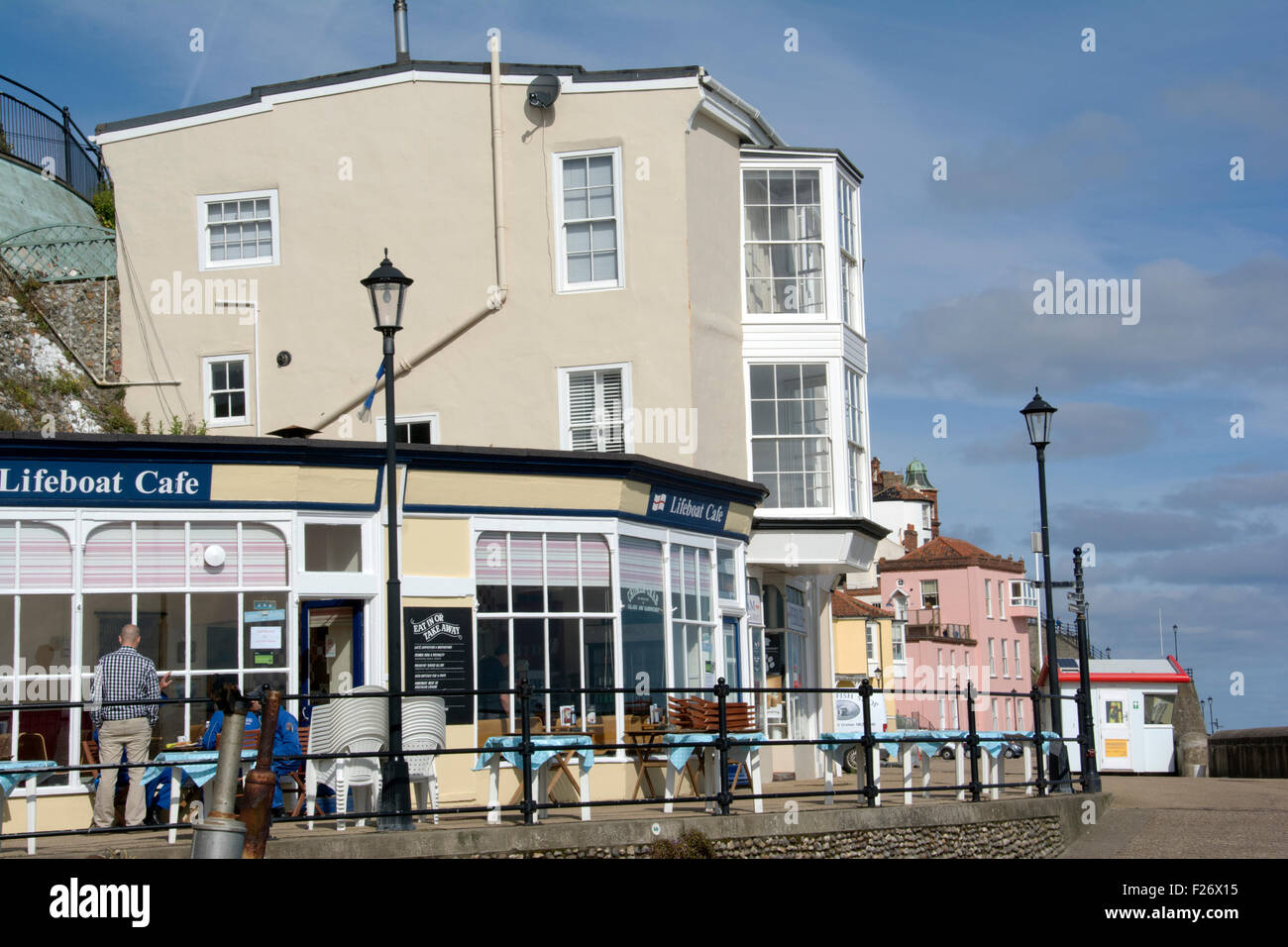 NORFOLK; CROMER; CAFÉS, SOUVENIRLÄDEN UND HÄUSER AM MEER CROMER Stockfoto