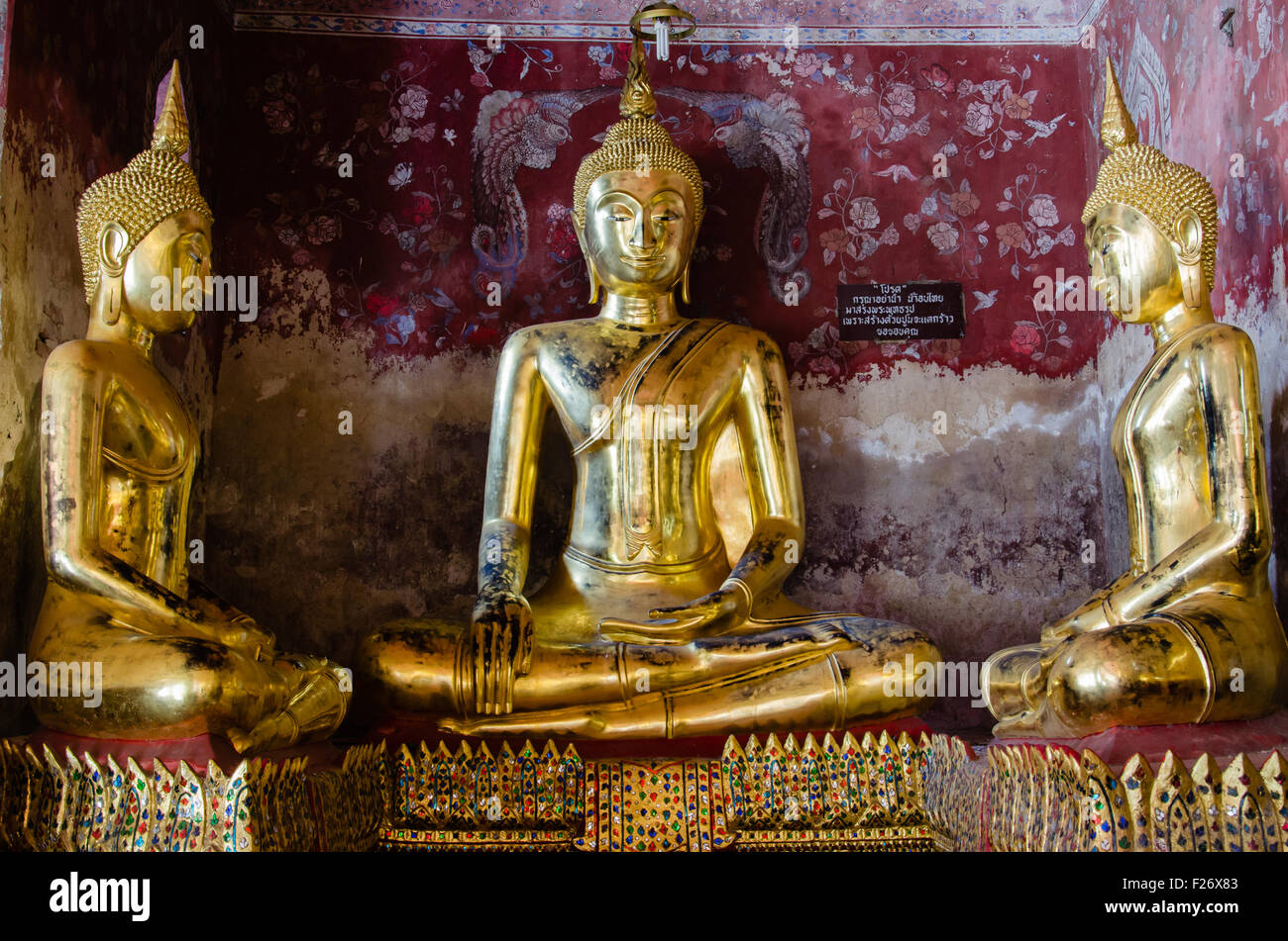 Veranda des Gild Buddha Skulptur im Wat Suthat, Bangkok, Thailand. Stockfoto