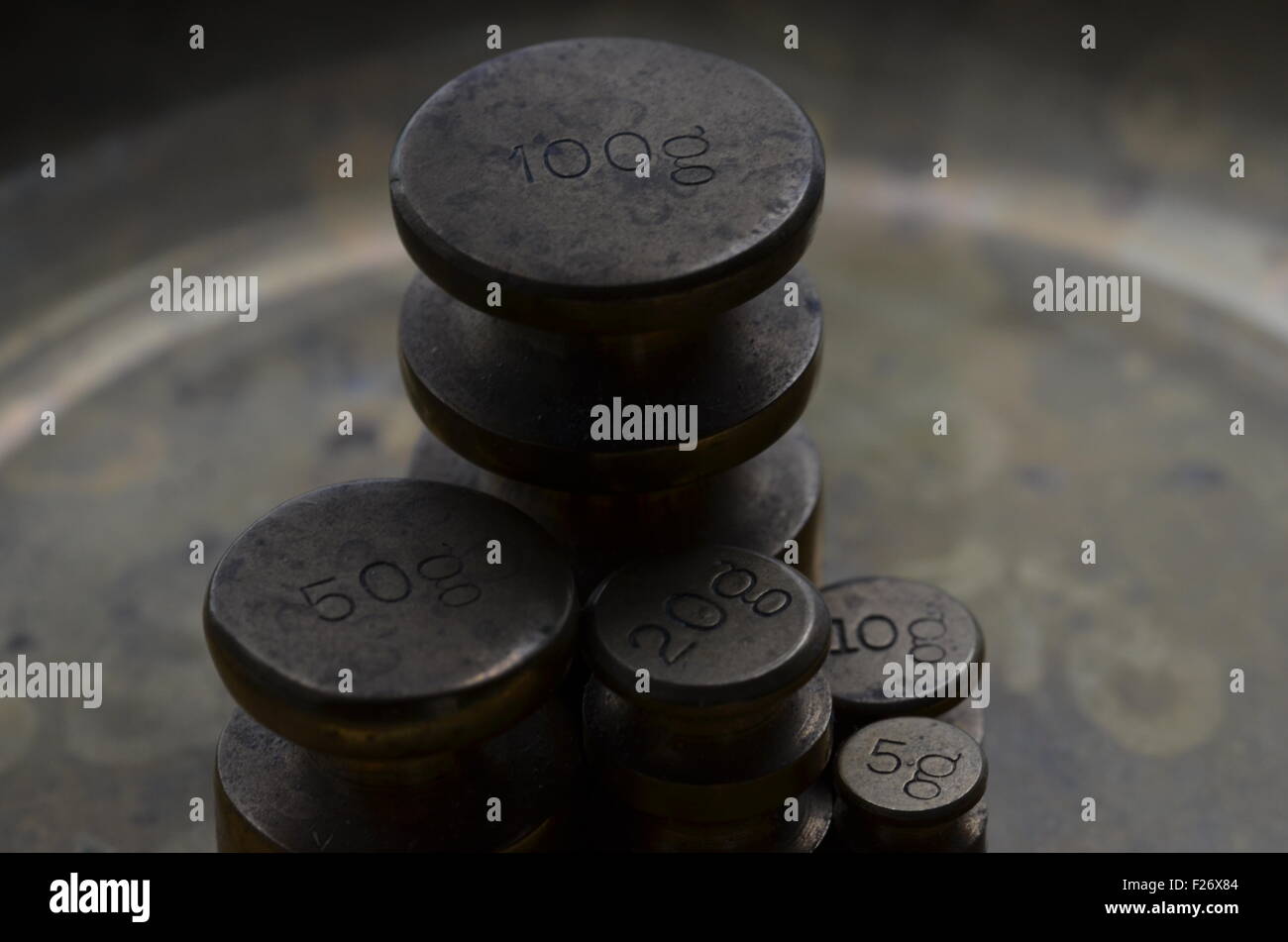 Alte Gewichte auf einer Skala Stockfoto