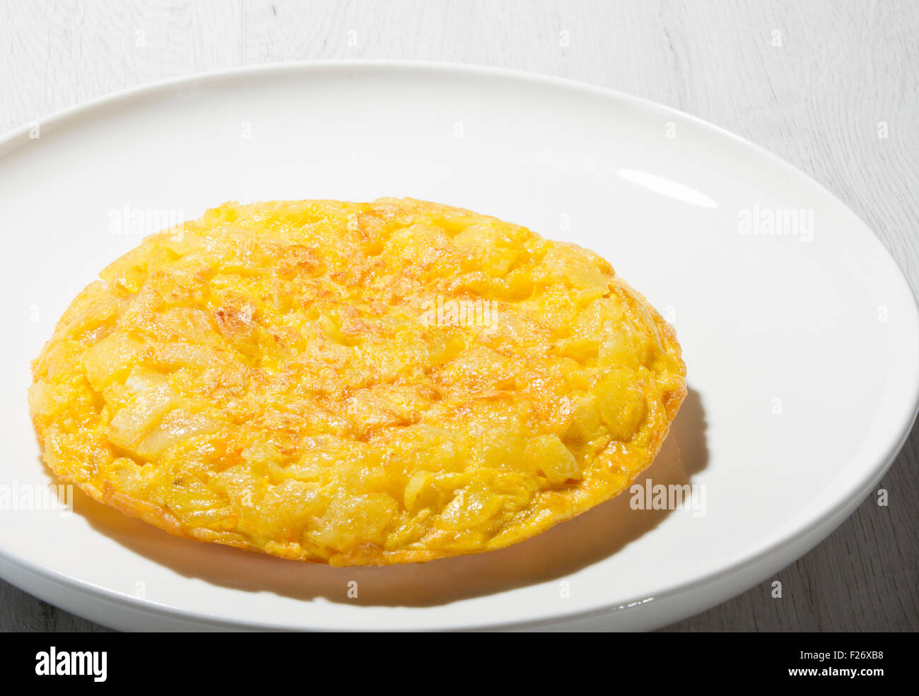 Spanisches Omelett auf einen Teller nur für das Essen Stockfoto