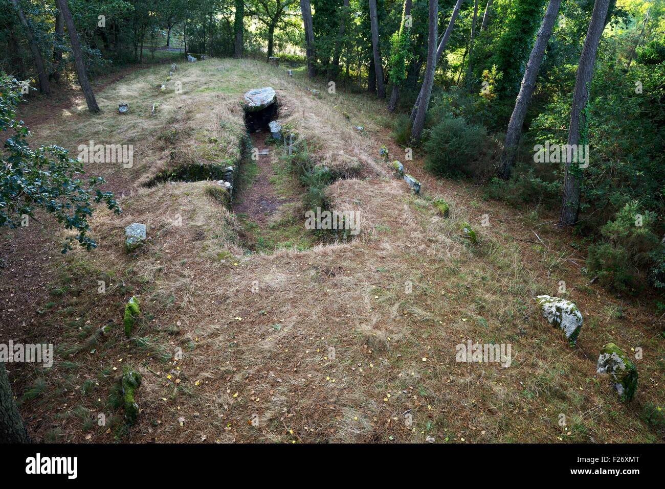 Carnac, Frankreich. Kerlescan North Durchgang Grab Allee Découverte Grabhügel aus Osten zeigt, Eingang, Schlussstein und peristalith Stockfoto