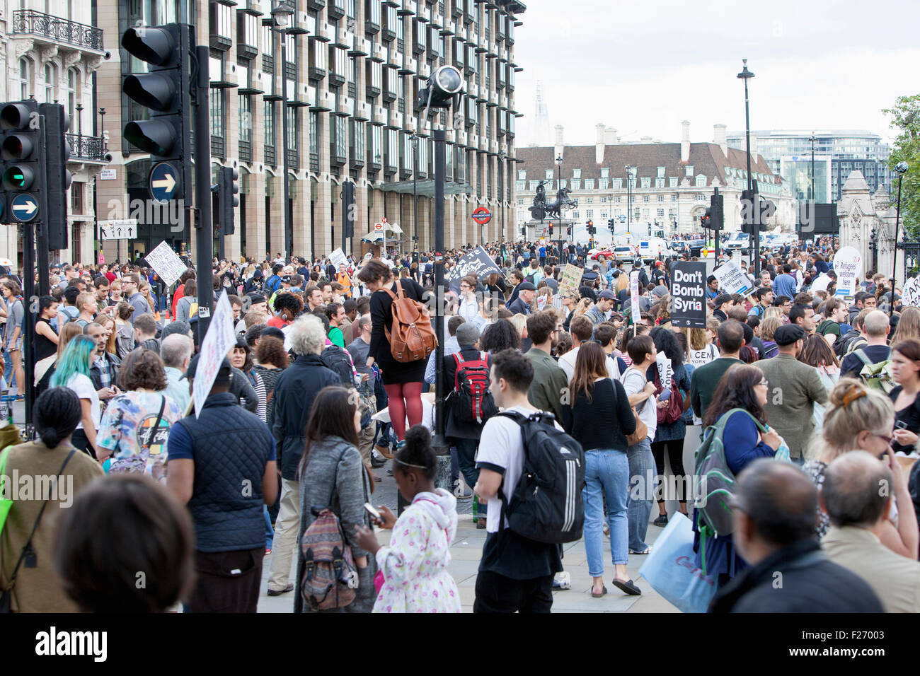 "Flüchtlinge sind hier herzlich willkommen" Solidarität Demonstration, sie tauchten in die Zehntausende, die Demonstranten fangen an, am Ende der Rallye in London, Parliament Square, zerstreuen 09.12.2015 Stockfoto