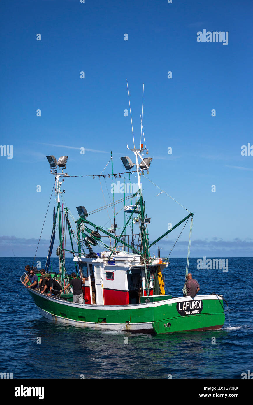 Das baskische Sonnenblumen Öl angetrieben "Lapurdi" Sardine Boot mit ihrer Crew (Frankreich). Biokraftstoff angetrieben Schiff. Fischer. Stockfoto