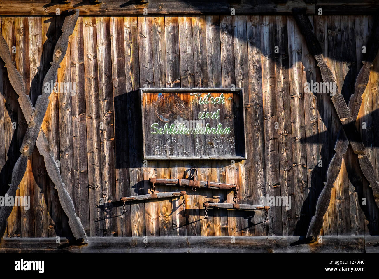 Bayern, Deutschland. Verwitterte Holz Scheune mit alten Schild am Bayerischen Hof Stockfoto