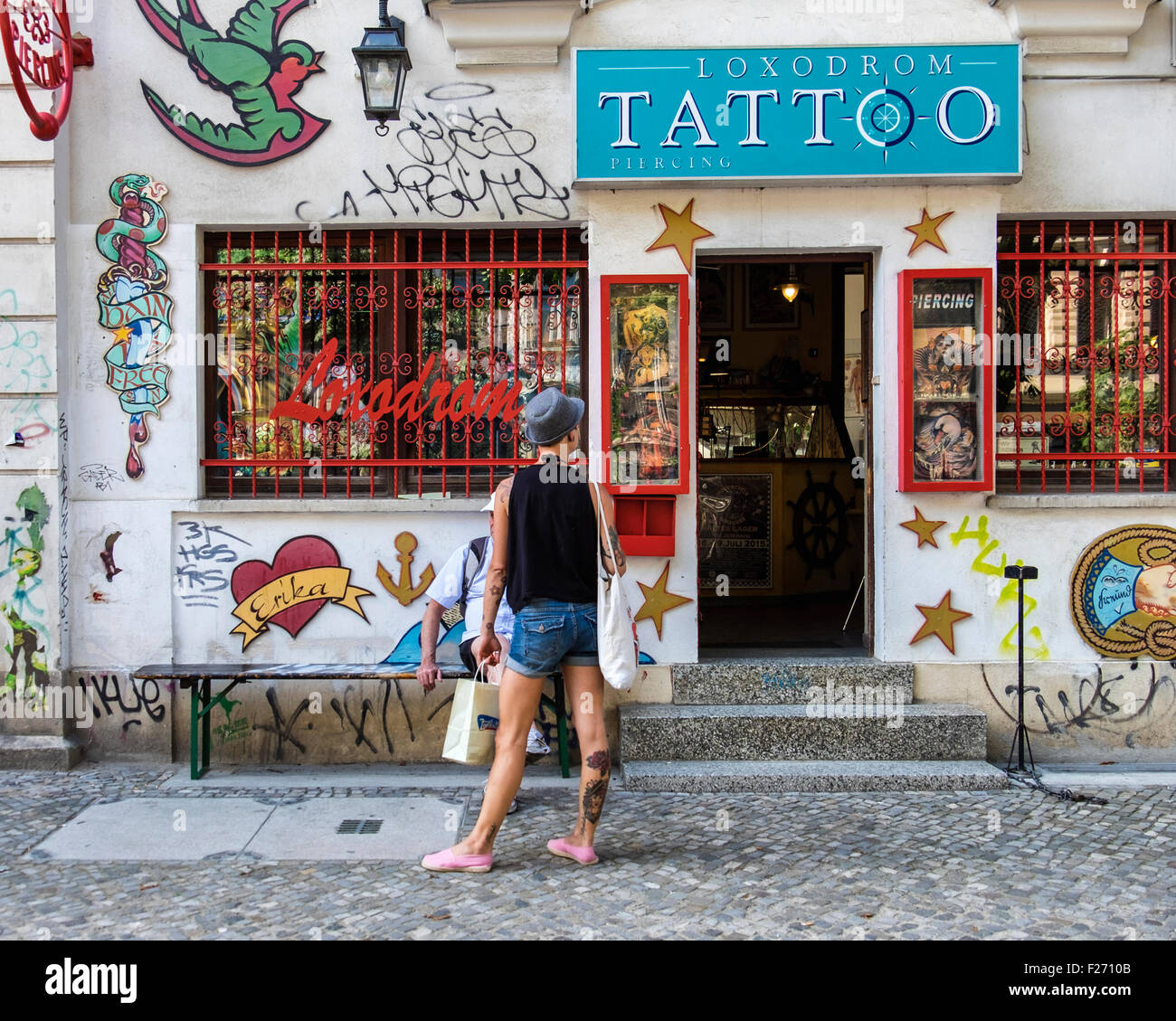 Loxodrom TattooStudio, Geschäft außen mit bunten Lackierung und