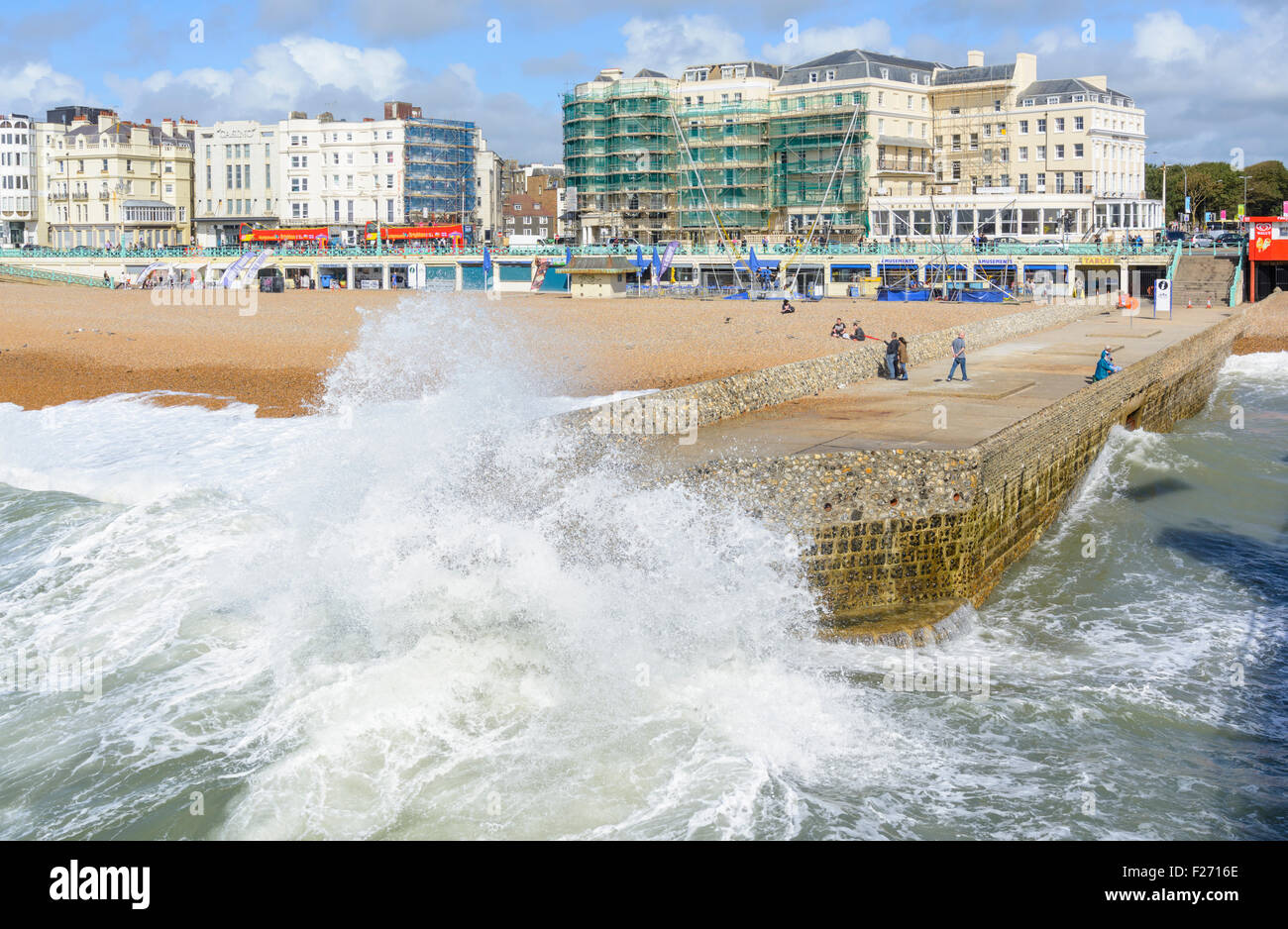 Brighton groyne/Leistengegend. Wellen, die über der alten Groyne an der Strandpromenade in Brighton, East Sussex, Großbritannien, schwammern. Strandpromenade von Brighton. Brighton Coast. Stockfoto