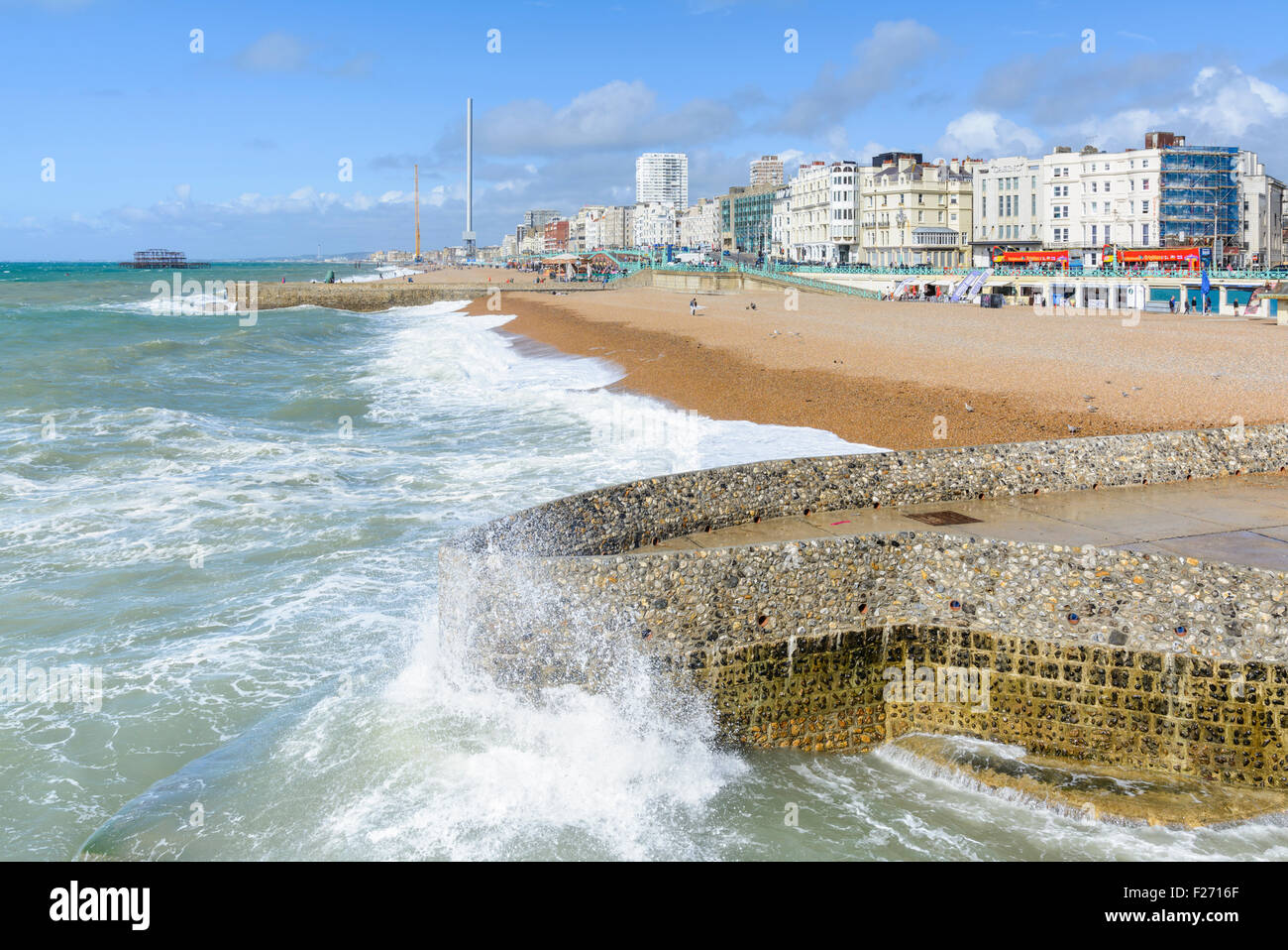 Brighton Seafront. Blick entlang der Küste in Brighton, East Sussex, England, UK. Brighton Küste. Brighton Meer im Winter. Stockfoto