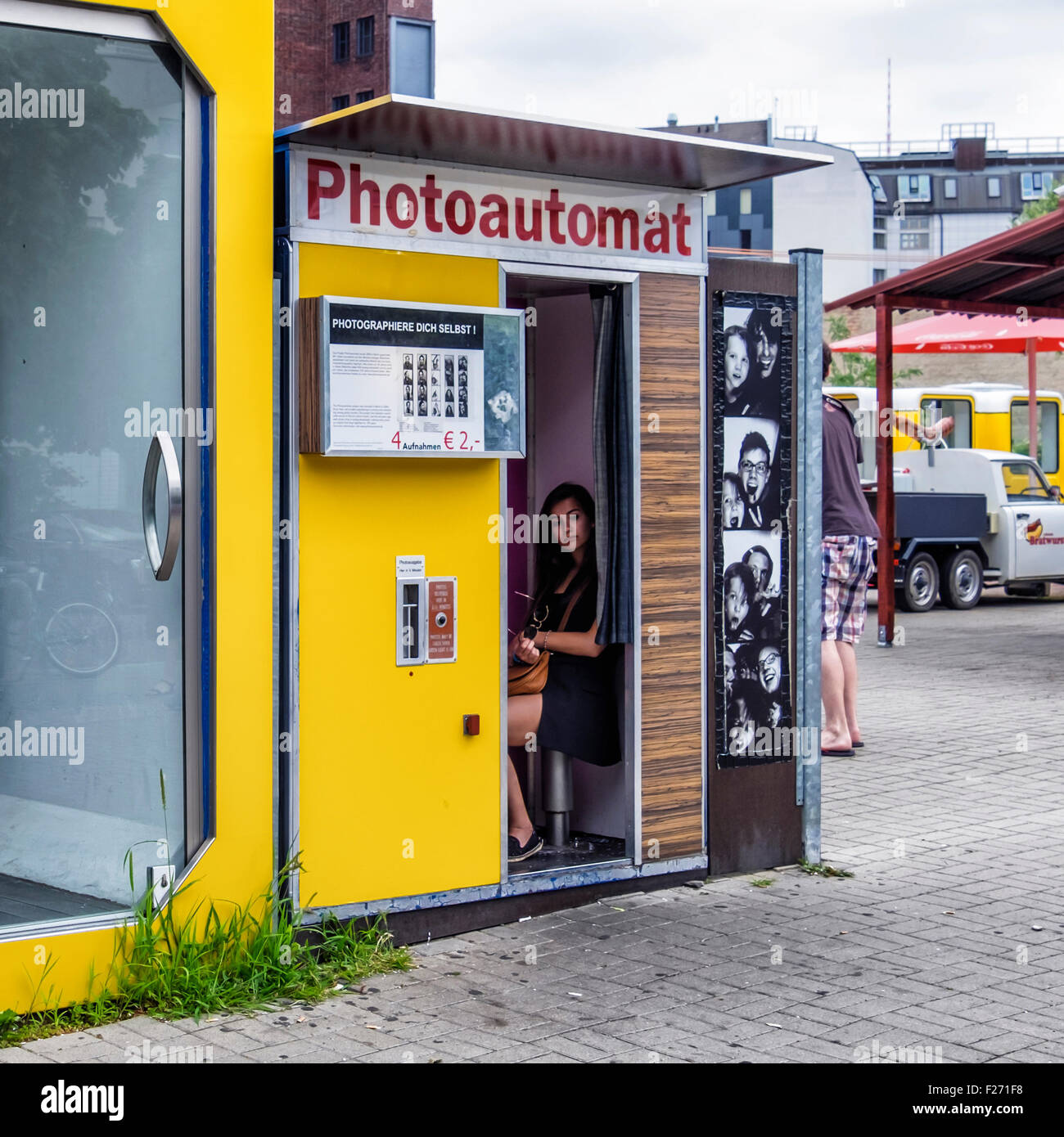 Berlin-Touristen Attraktion, Photoautomat, junge Frau in Photo Booth nehmen Foto Stockfoto