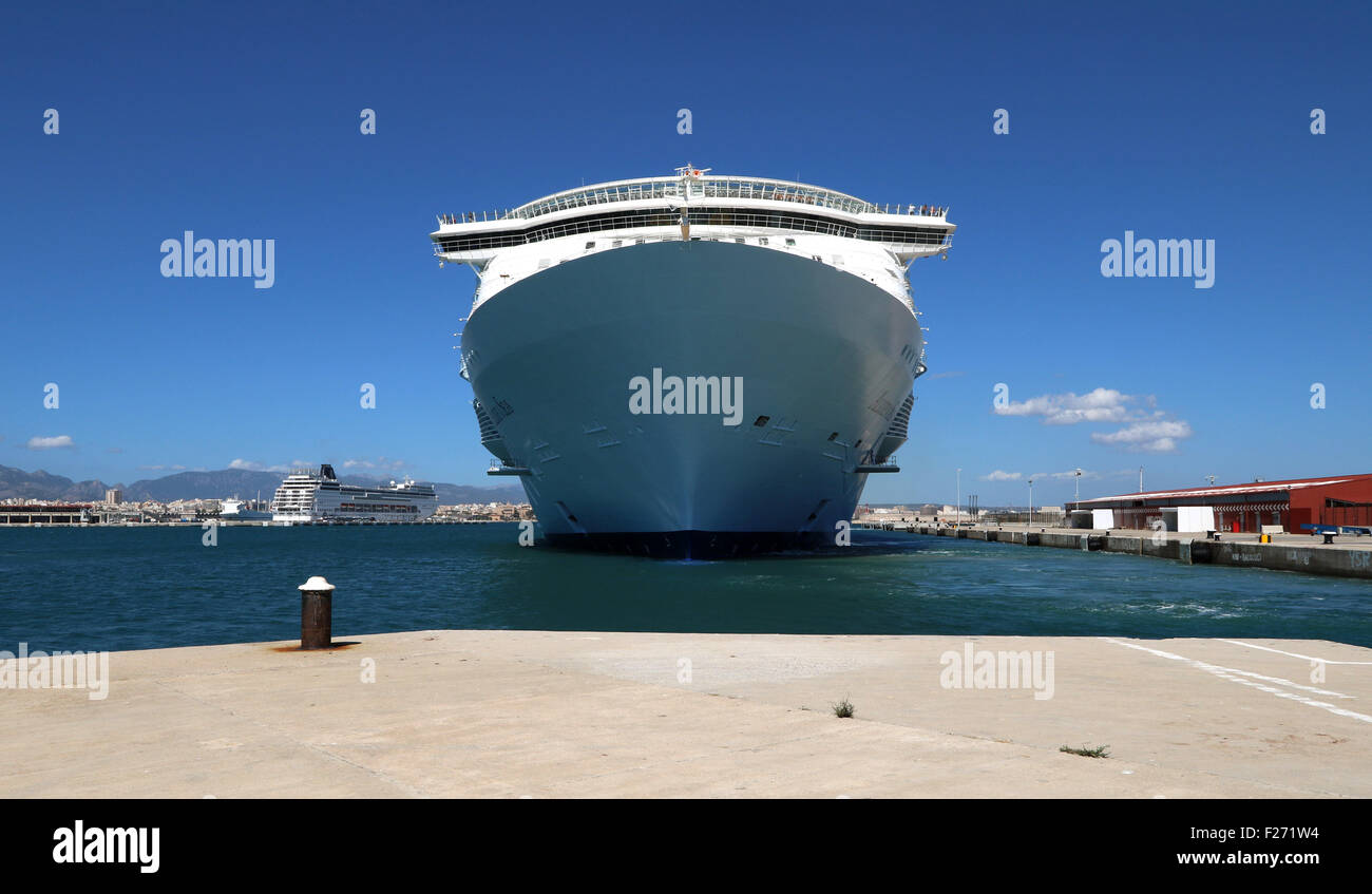 Mega-Kreuzfahrtschiff "ALLURE OF THE SEAS" (360 Meter langen, 2010 gestarteten 6296 Passagiere, 2384 Crew) - betrieben von Royal Caribbean Stockfoto