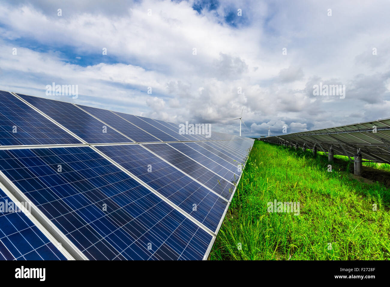 Windräder und Sonnenkollektoren. Grüne Energie Stockfoto