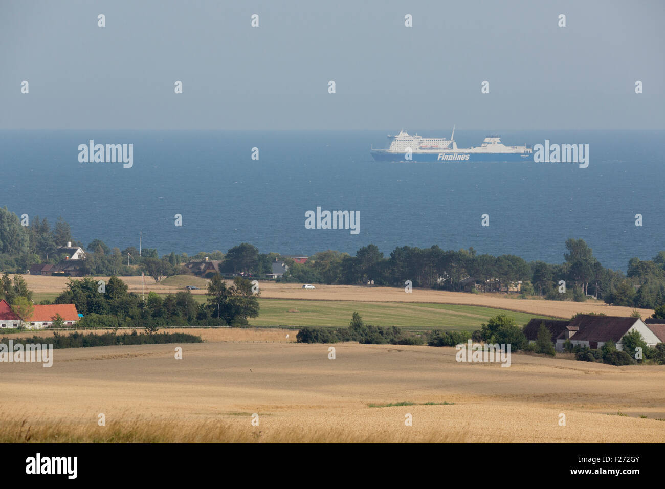 Ein Finnlines Star Klasse Schiff gesehen von den Hügeln von Møn, Dänemark Stockfoto