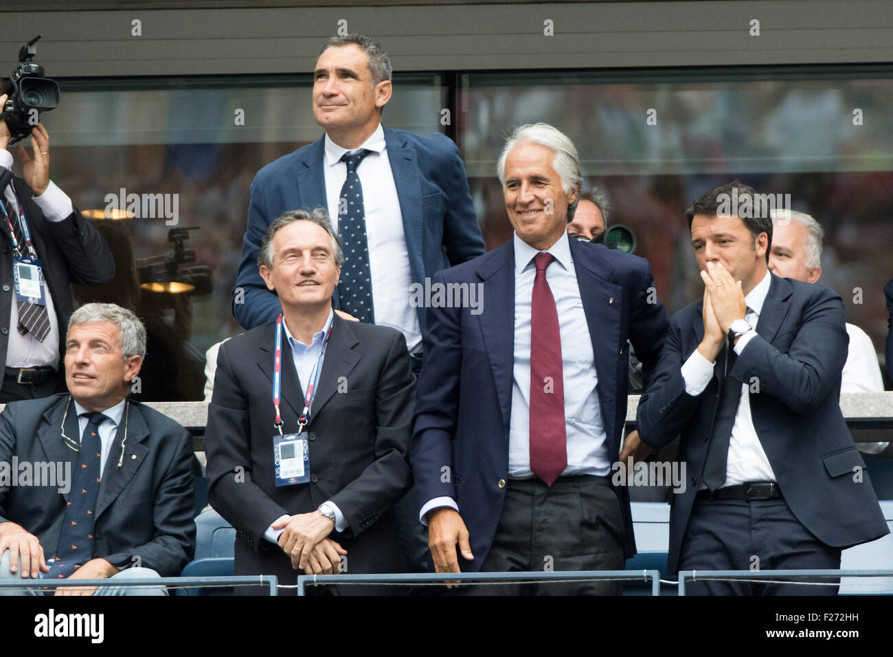 Italienischer Ministerpräsident Matteo Renzi (R) Uhren Flavvia Pennetta (ITA) und Roberta Vinci (ITA) im Finale der Frauen bei der 2015 US Open Tennis Stockfoto