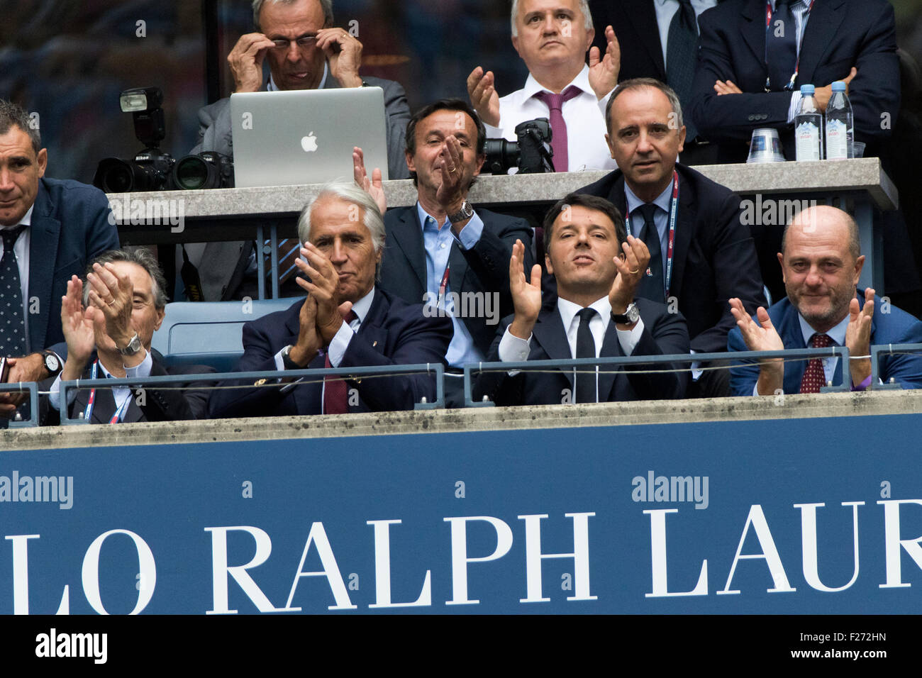 Italienische Ministerpräsident Matteo Renzi (Dritter von links) Uhren Flavvia Pennetta (ITA) und Roberta Vinci (ITA) im Finale der Frauen bei der 2015 US Open Tennis Stockfoto