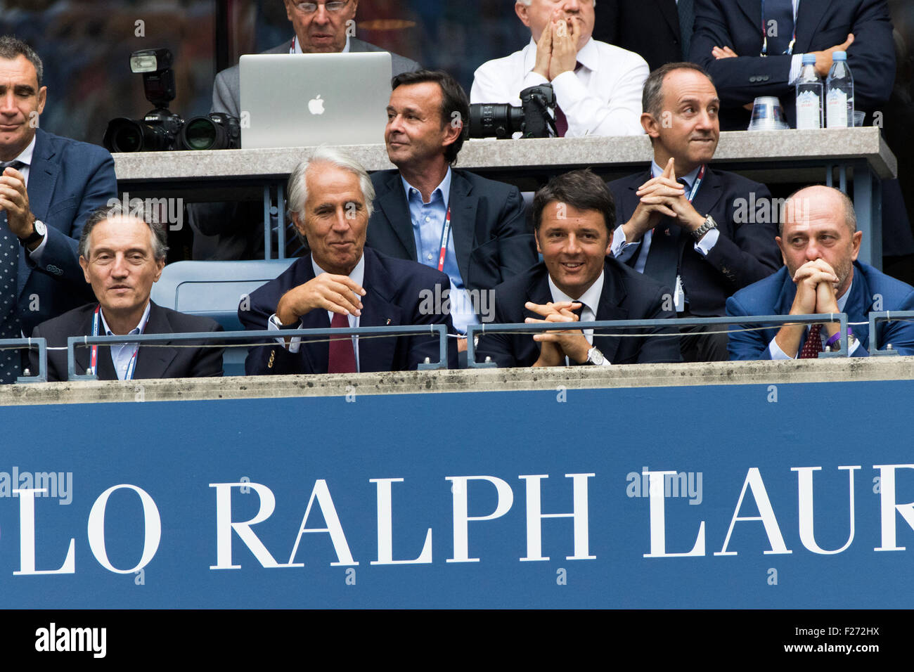 Italienische Ministerpräsident Matteo Renzi (Dritter von links) Uhren Flavvia Pennetta (ITA) und Roberta Vinci (ITA) im Finale der Frauen bei der 2015 US Open Tennis Stockfoto