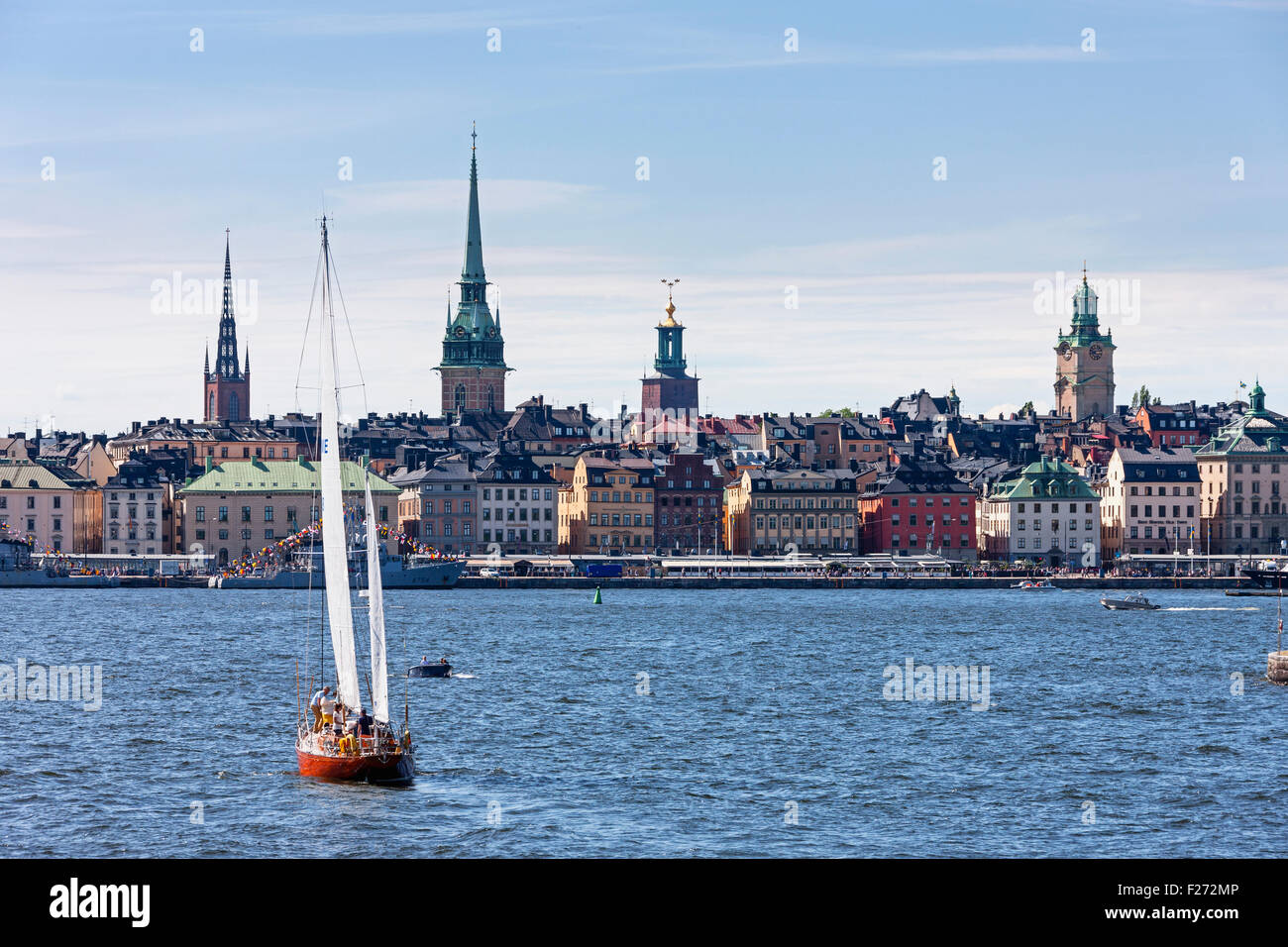 Touristen im Segelboot mit Kirche im Hintergrund, Gamla Stan, Stockholm, Schweden Stockfoto