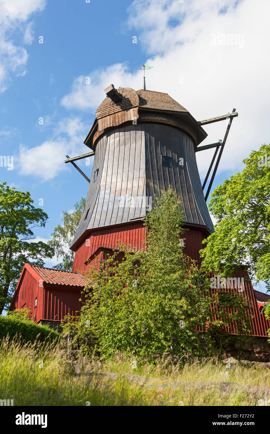 Niedrigen Winkel Blick auf traditionelle Windmühle im Feld, Stockholm, Schweden Stockfoto