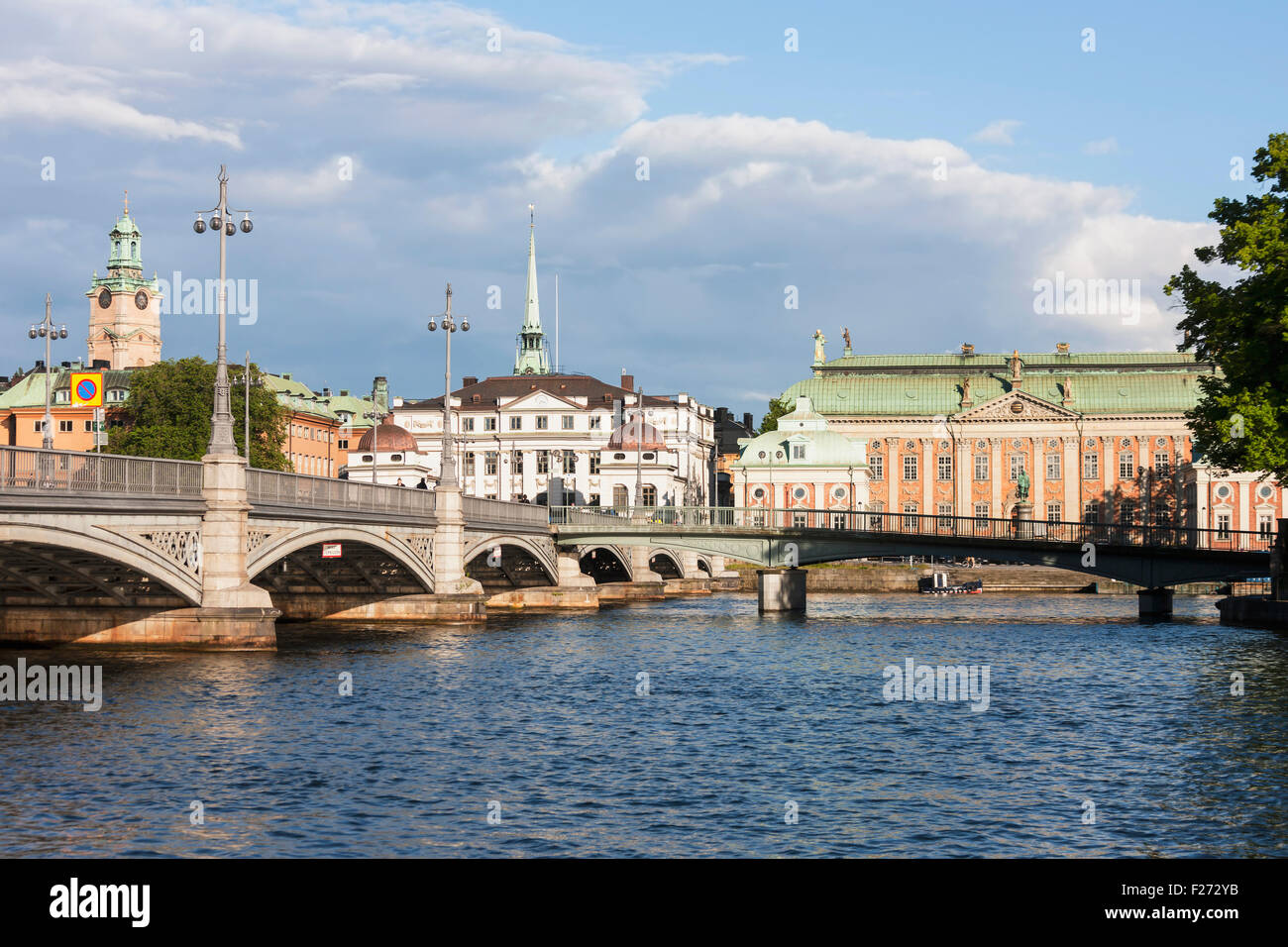 Eisenbahnbrücke mit Kirche im Hintergrund, Storkyrkan, Gamla Stan, Stockholm, Schweden Stockfoto